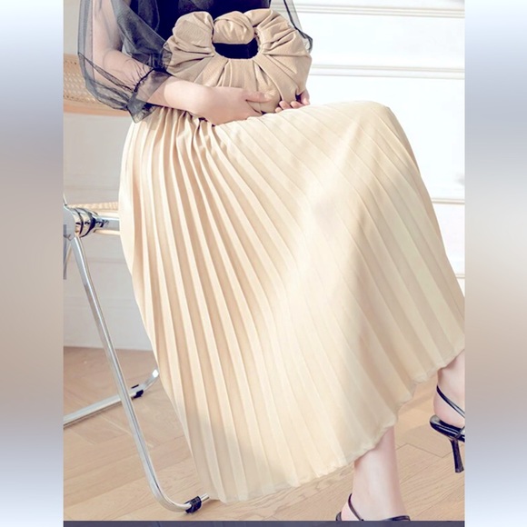 08 WOVEN CHIFFON HIGH WAIST PLEATED MIDI
SKIRT - Picture 8 of 10